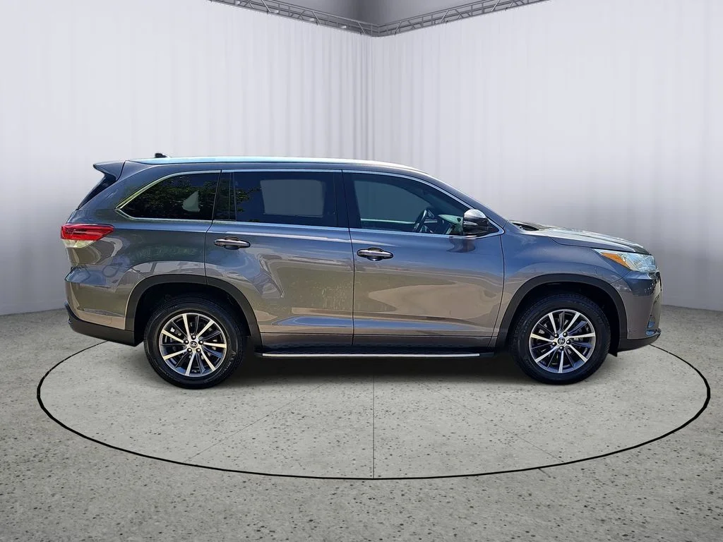 Used 2018 Gray Toyota XLE image 2