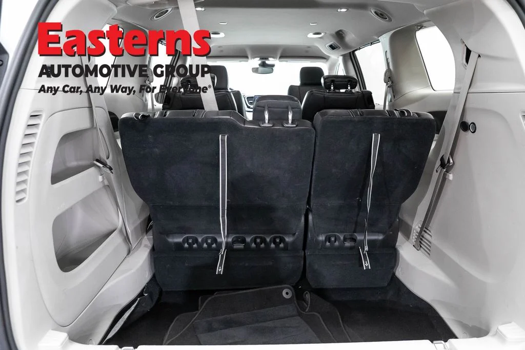 Used 2023 White Chrysler Touring L image 9
