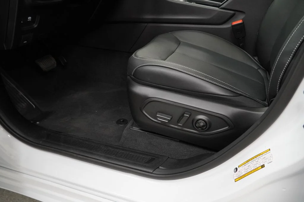 New 2026 Bright White Clear-Coat Exterior Paint Jeep Limited Reserve image 29