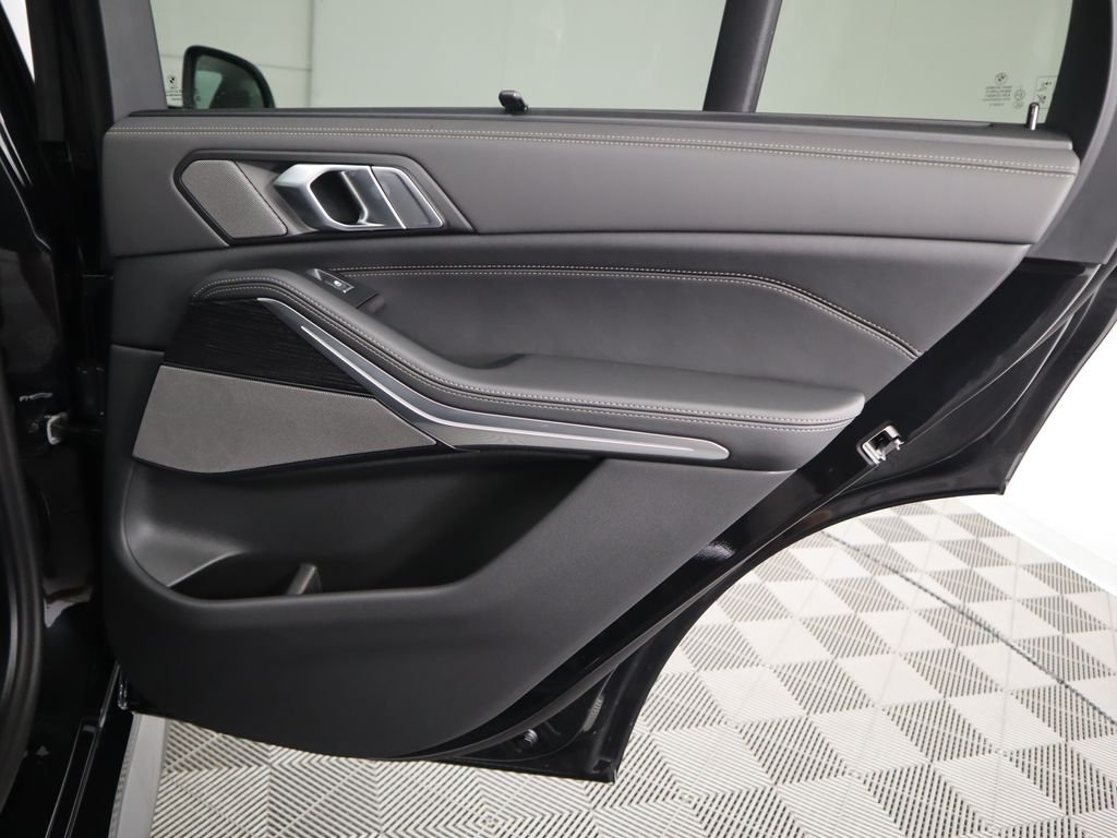 Used 2026 Black Sapphire Metallic BMW xDrive40i image 29