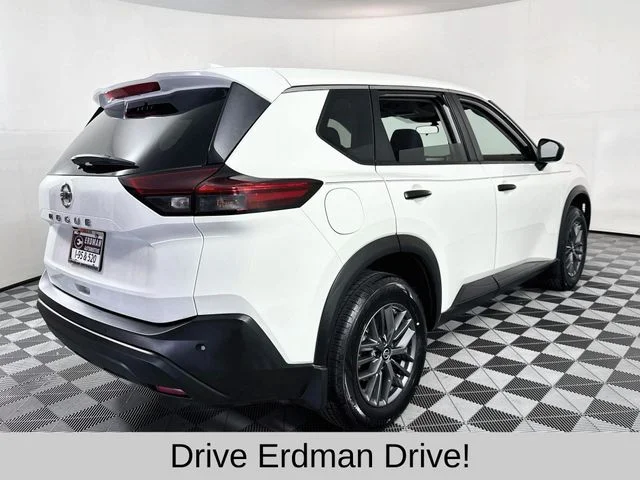 Used 2021 White Nissan S image 22