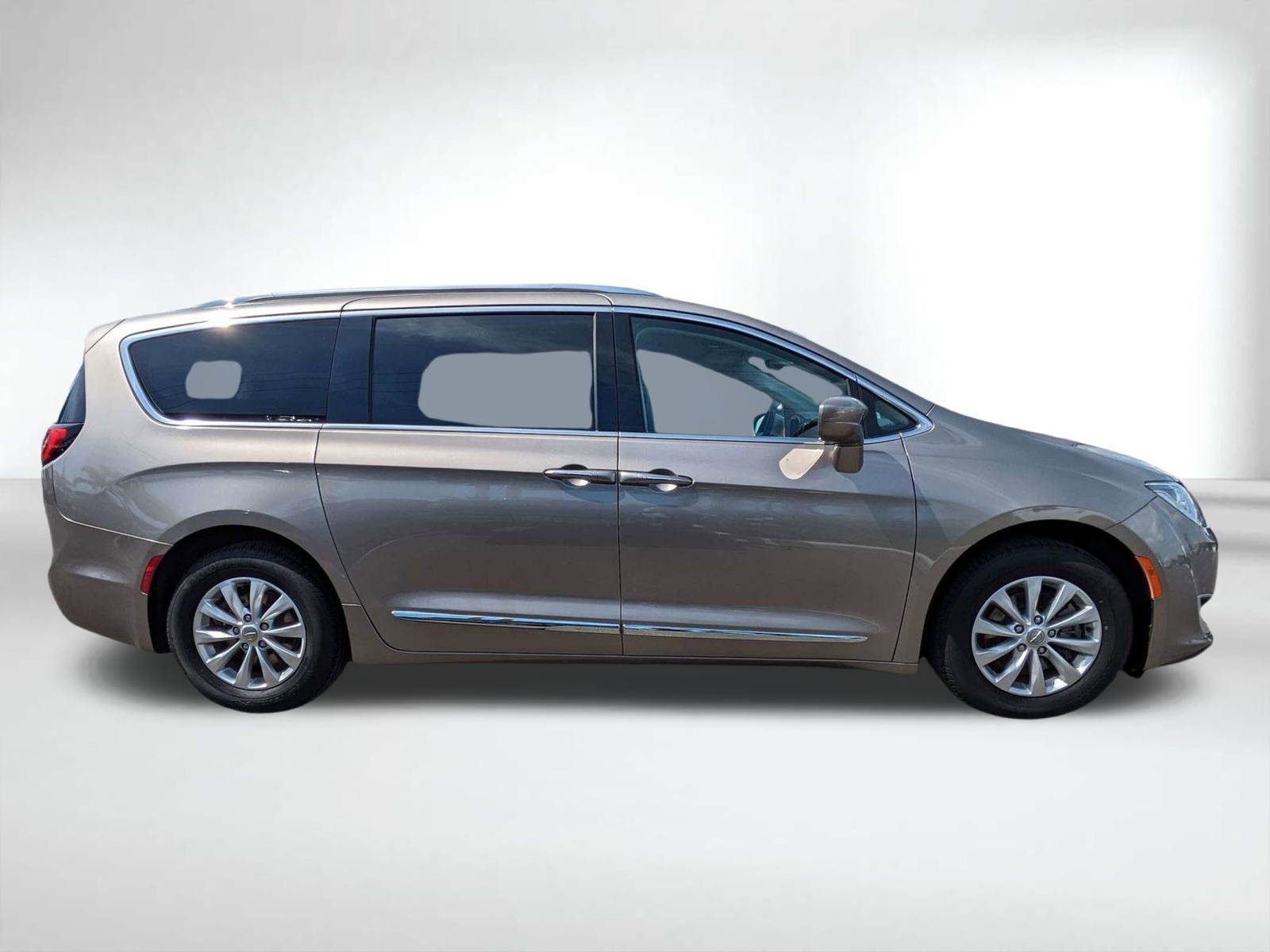 Used 2018 Silver Chrysler Touring L image 3