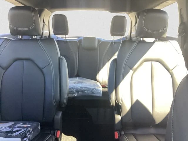 New 2026 Silver Mist Clearcoat Chrysler SELECT image 14
