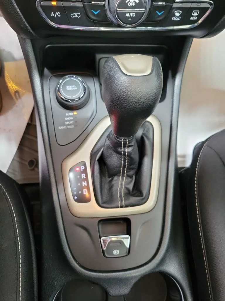 Used 2015 Red Jeep Latitude image 34