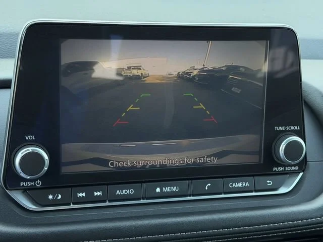 Used 2025 White/off-white Nissan SV FWD image 17