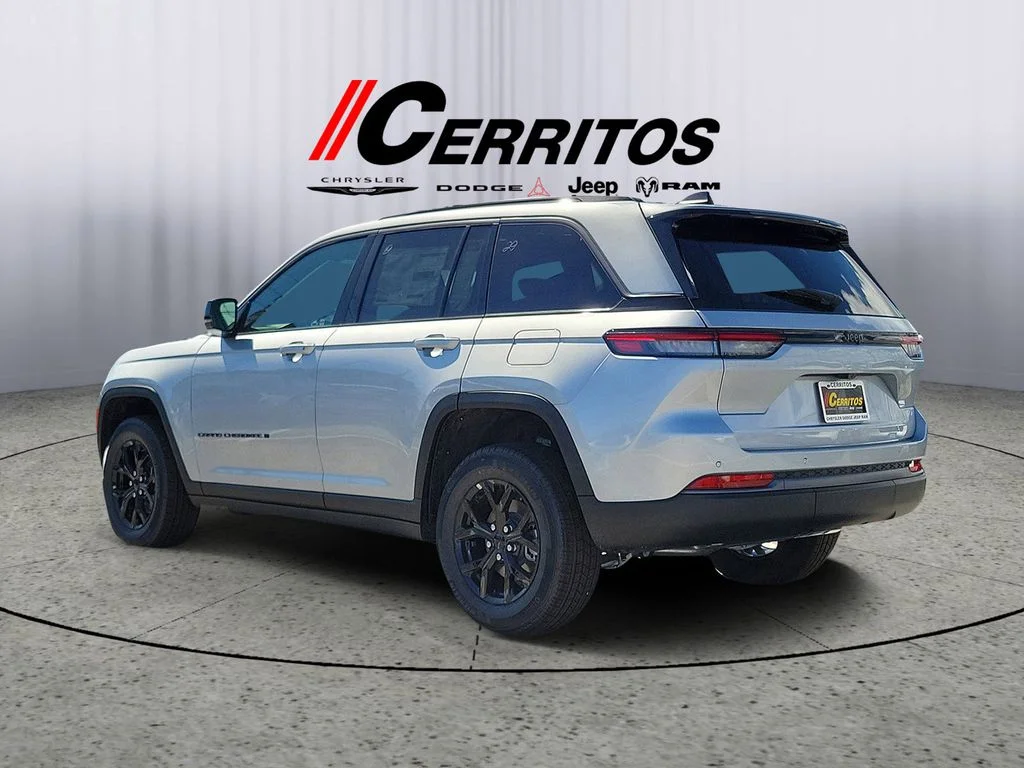 New 2026 Silver Zynith Exterior Paint Jeep Altitude image 2