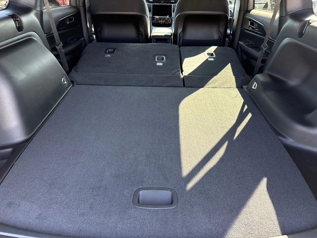 New 2026 Bright White Clear-Coat Exterior Paint Jeep Laredo X image 11