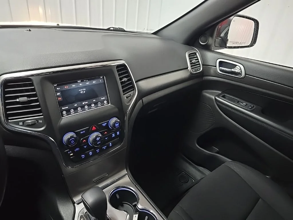 Used 2018 Red Jeep Laredo image 27