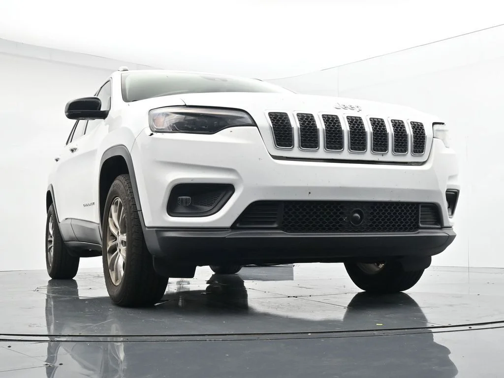 Used 2022 White Jeep Latitude Lux image 17