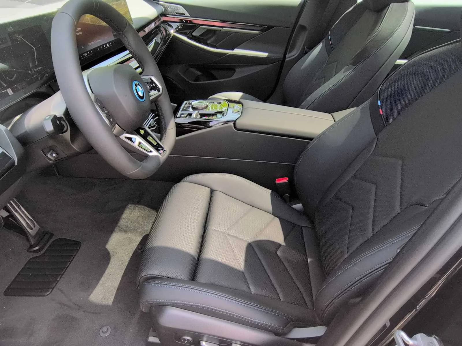 New 2027 Dark Graphite Metallic BMW 550e xDrive image 16