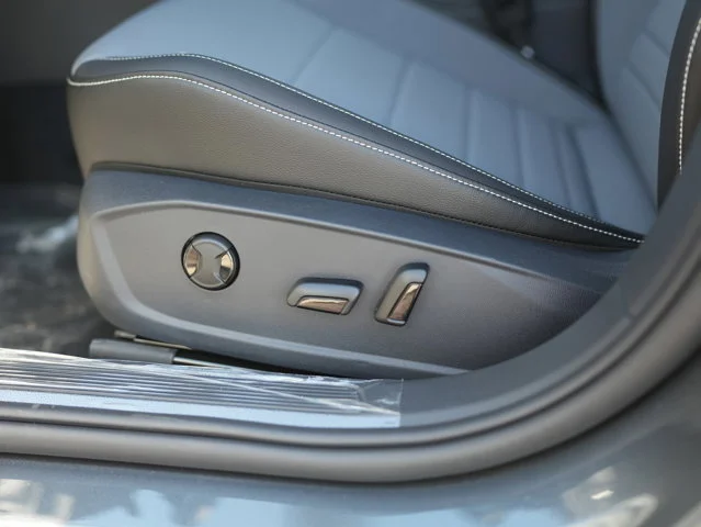 New 2026 Platinum Gray Metallic Volkswagen 1.5T SE image 28