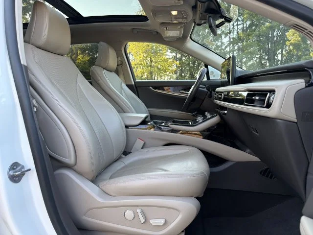 Used 2023 White Lincoln Reserve image 25