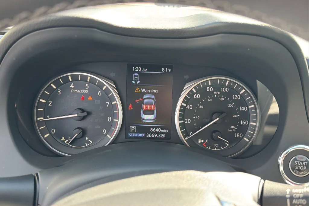 Used 2023 White INFINITI LUXE image 24