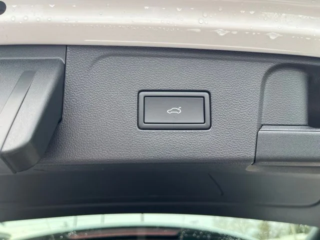 New 2026 White Volkswagen 2.0T SE w/Technology image 31