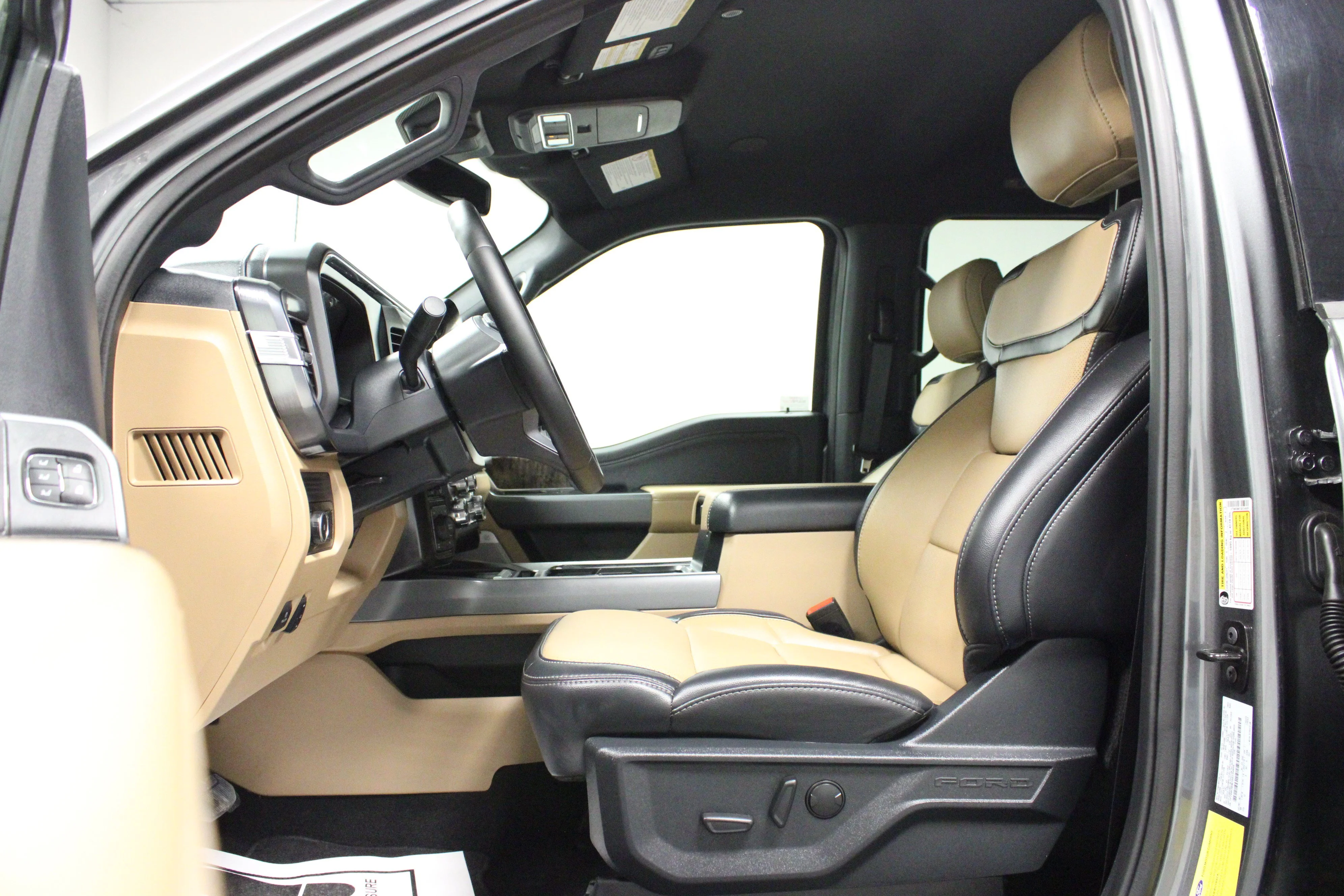 Used 2025 Carbonized Gray Metallic Ford LARIAT image 12
