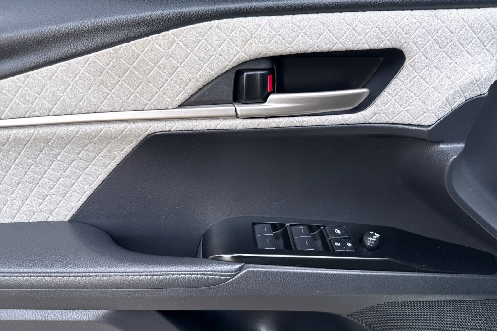 Used 2025 Beige Toyota XLE image 10