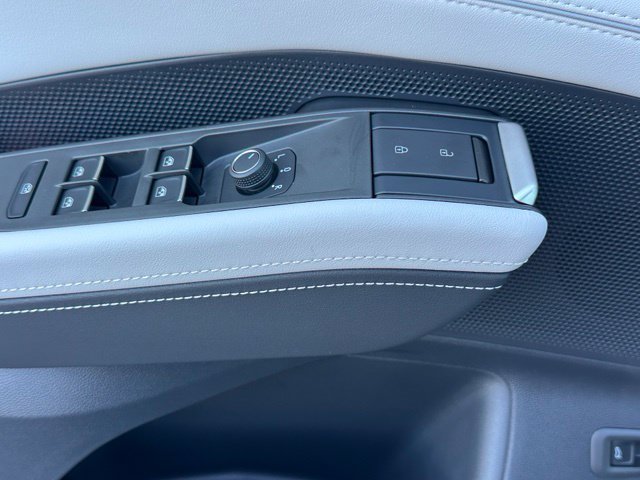 New 2027 White Volkswagen SE w/Technology image 21