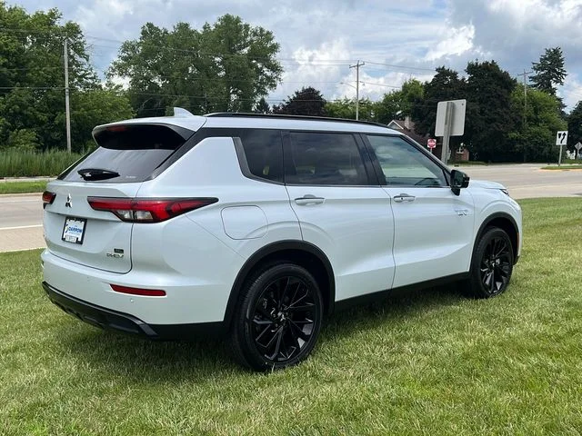 Used 2025 White Mitsubishi SEL Black Edition image 5