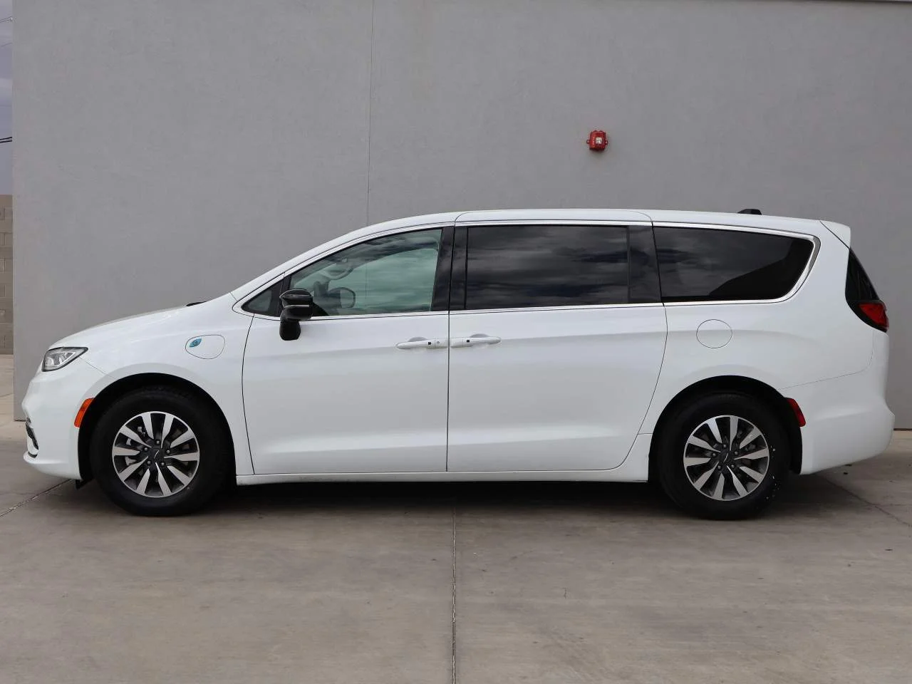 Used 2024 Bright White Clear Coat Chrysler Select image 2