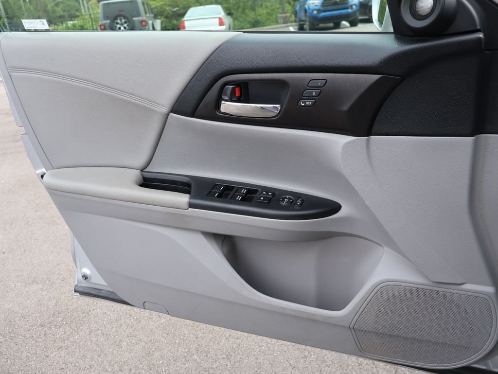 Used 2013  Honda EX-L image 29