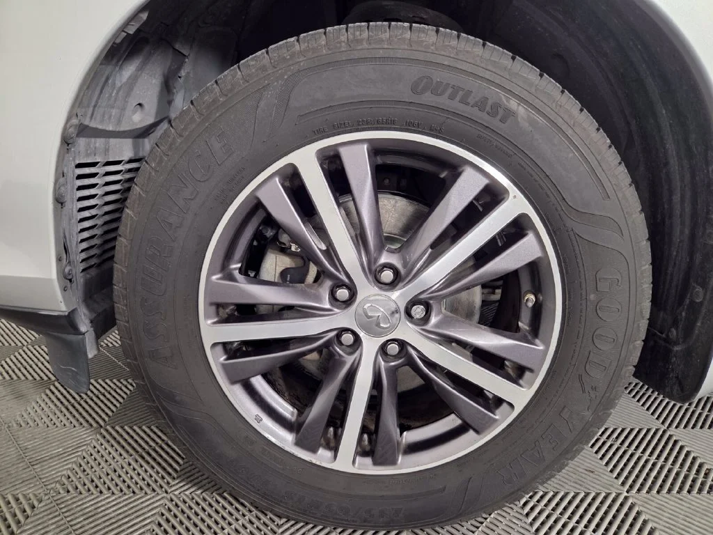 Used 2019 Liquid Platinum INFINITI LUXE image 7