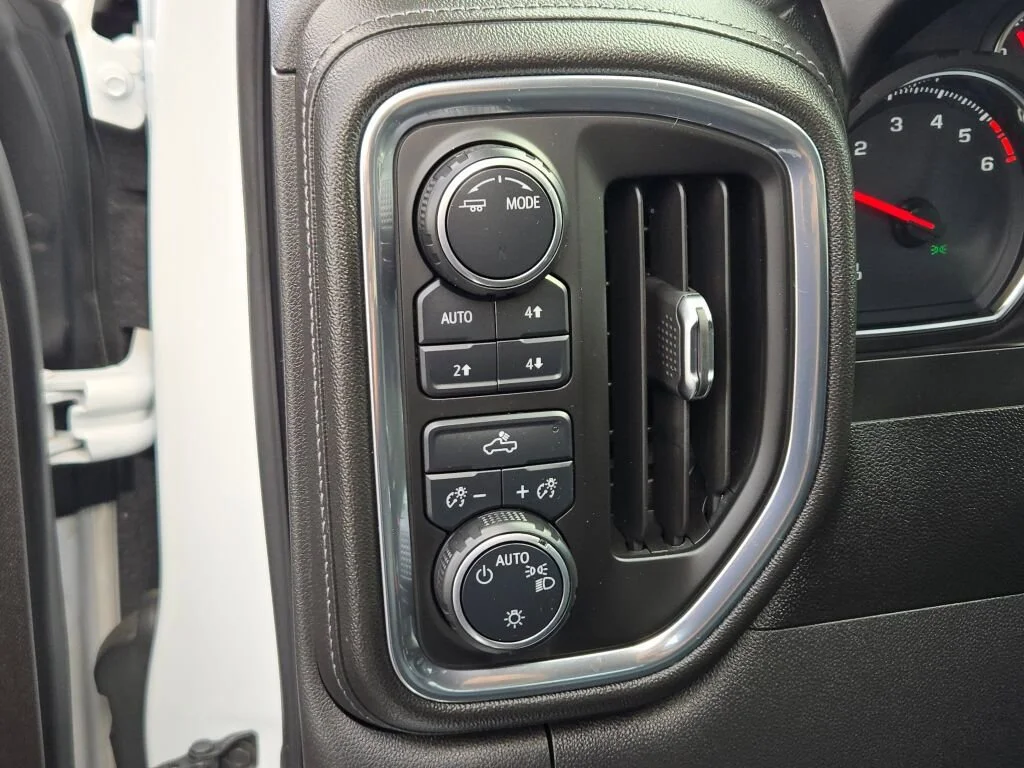 Used 2020 SUMMIT WHITE Chevrolet LT image 24