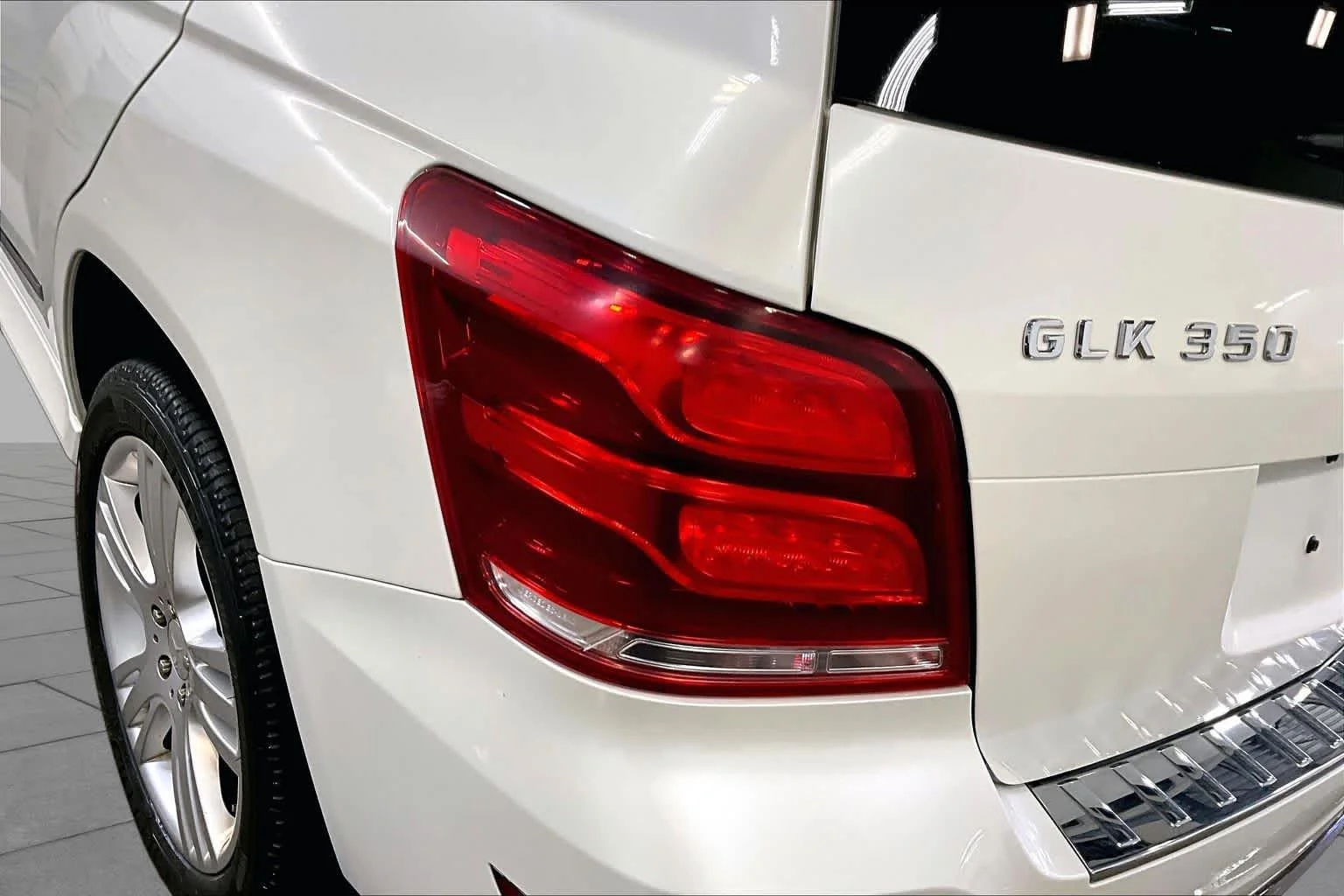 Used 2013 Diamond White Metallic Mercedes-Benz GLK 350 image 27