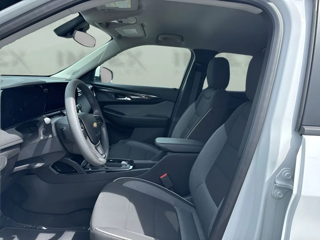 Used 2025 White Chevrolet LT image 10