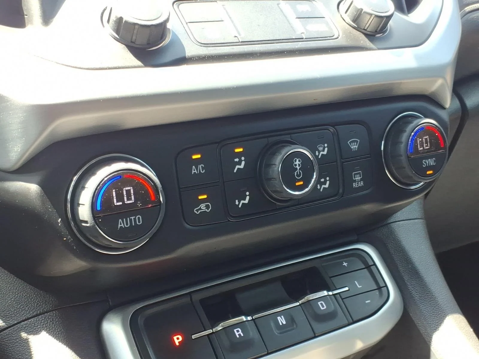 Used 2021 WHITE GMC SLE image 24