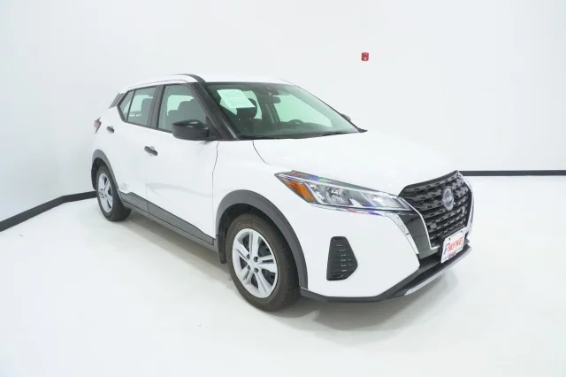 Used 2025  Nissan S image 3