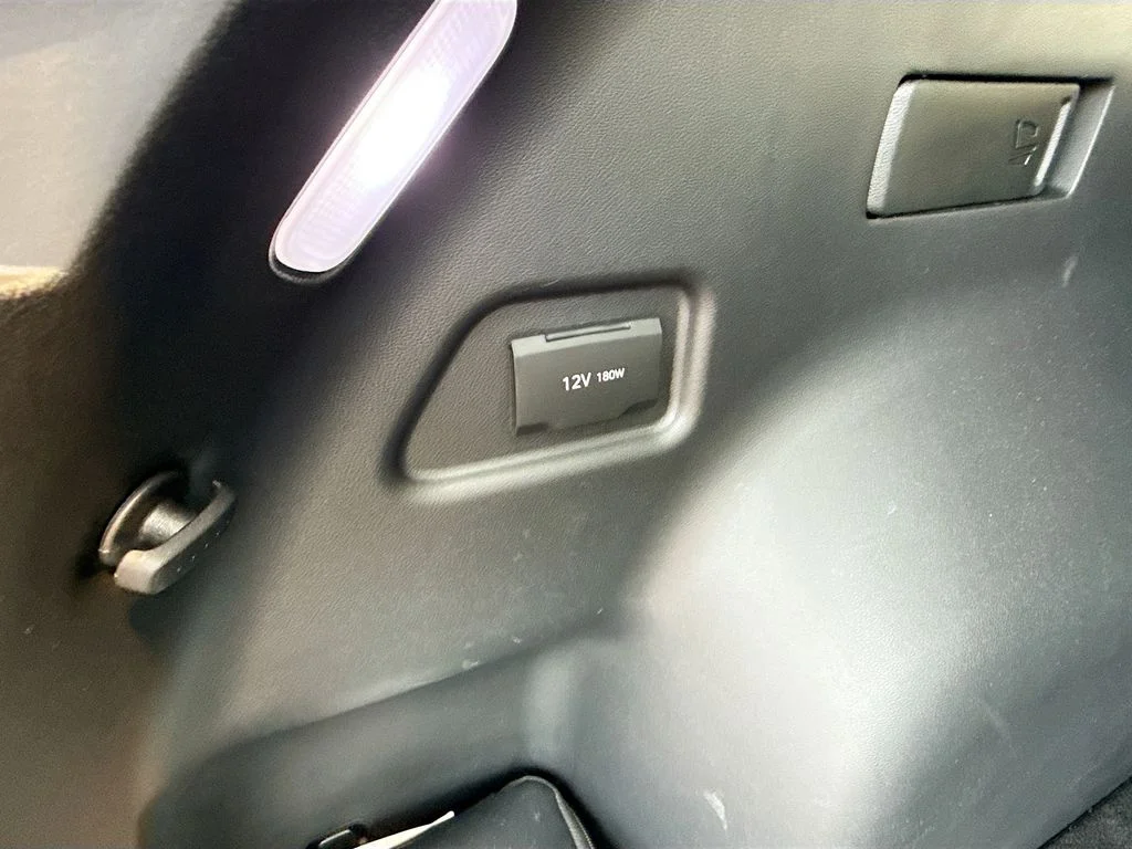 Used 2025 Black Hyundai SEL image 31