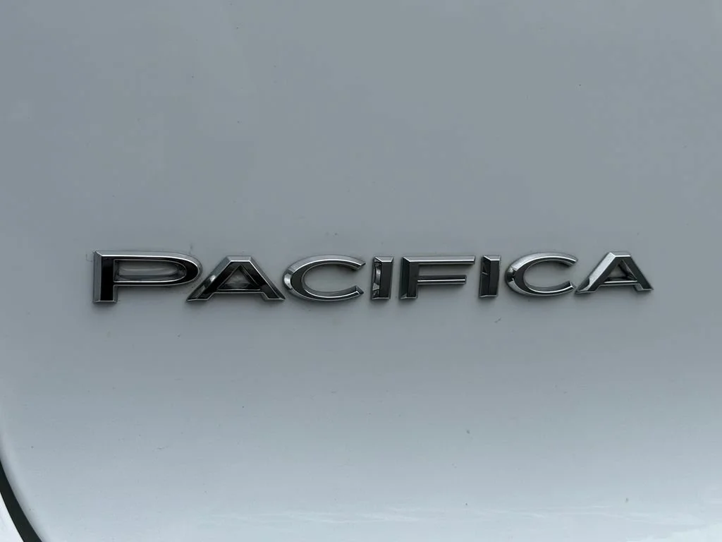 Used 2023 White Chrysler Limited image 10