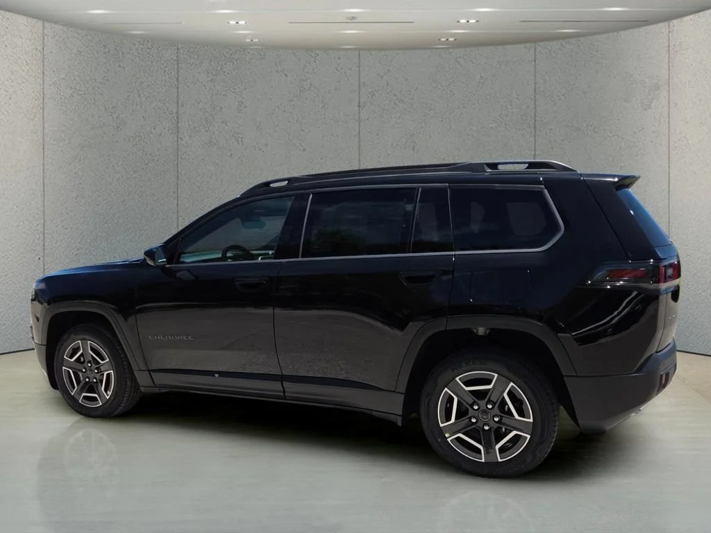 New 2026 Diamond Black Crystal Pearlcoat Jeep Laredo image 8