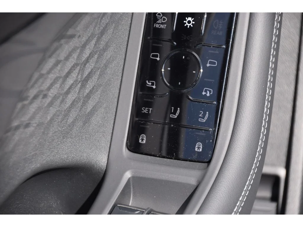 Used 2025 Florett Silver Metallic Audi Premium Plus image 25