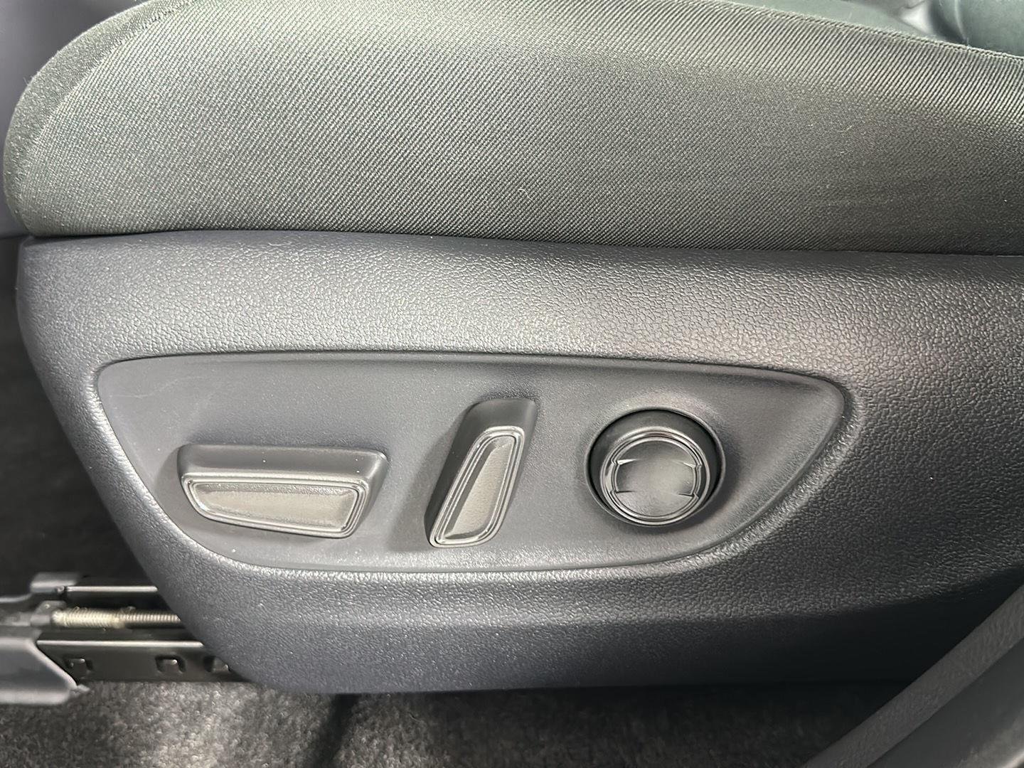 Used 2025 Ice Cap Toyota XLE image 8