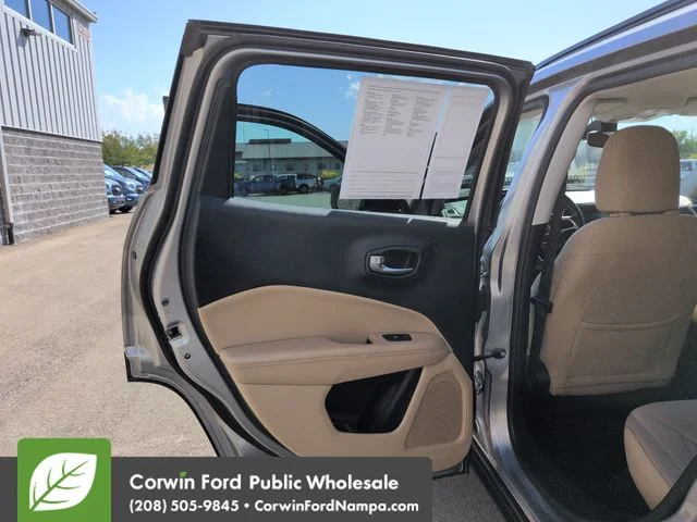 Used 2018 Billet Silver Metallic Clearcoat Jeep  image 25