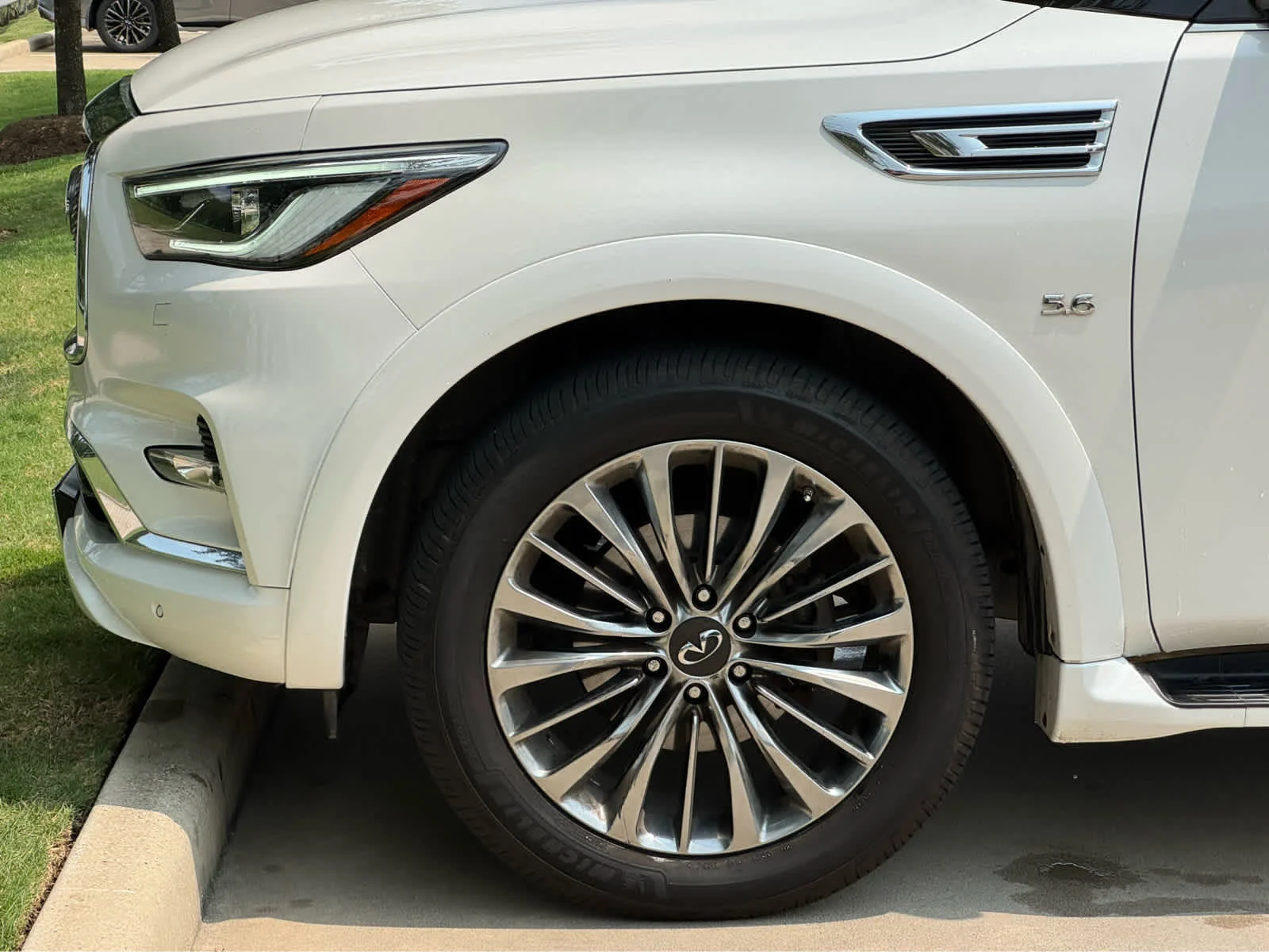 Used 2019 Moonstone White INFINITI LUXE image 10