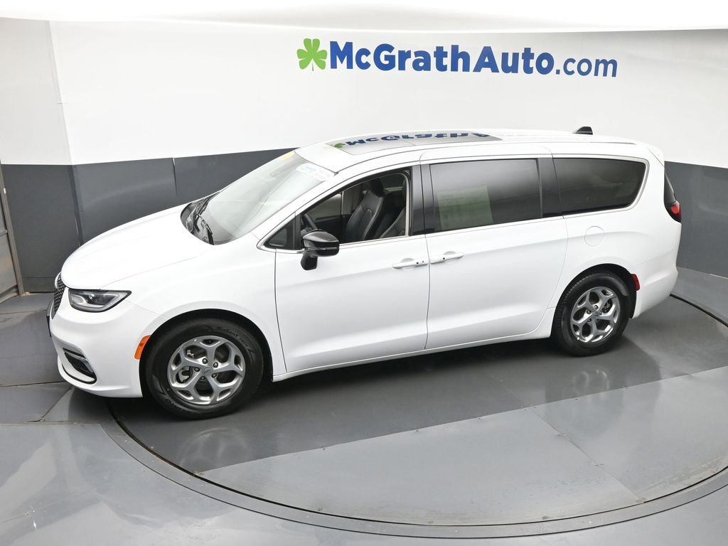 Used 2024 White Chrysler Limited image 22