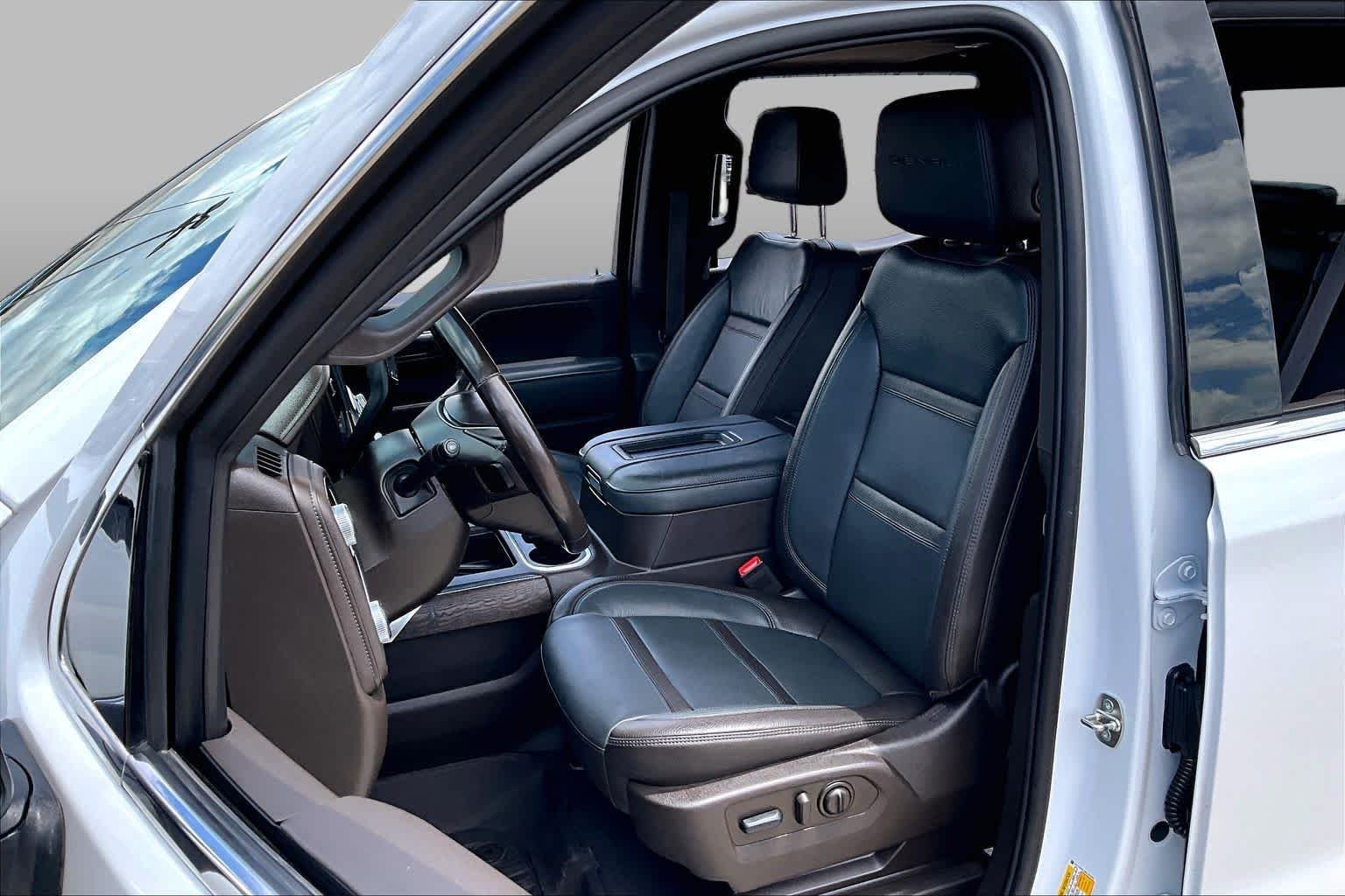 Used 2022 White Frost Tricoat GMC Denali image 8