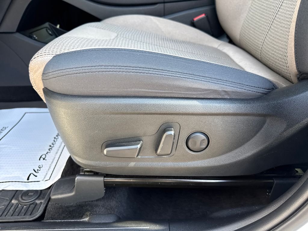 Used 2023 White Pearl Hyundai SEL image 15