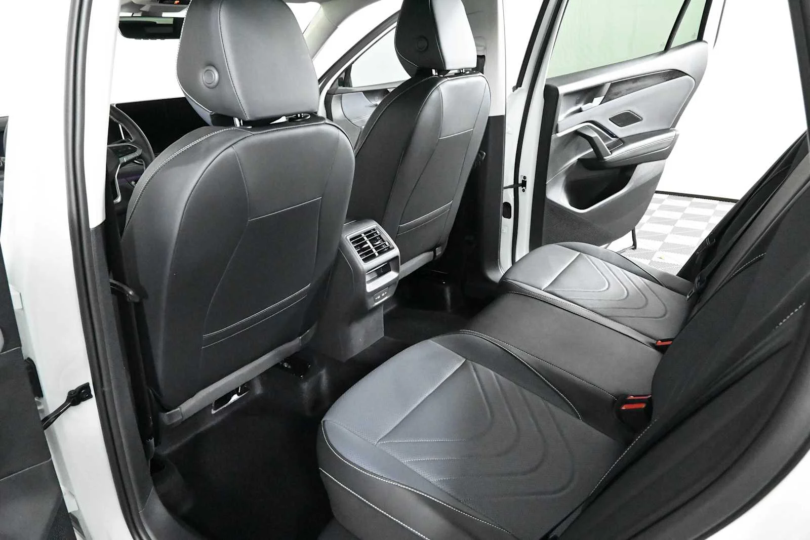New 2026 Pure White Volkswagen SE image 15