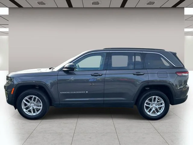 Used 2025 Gray Jeep Laredo X image 7
