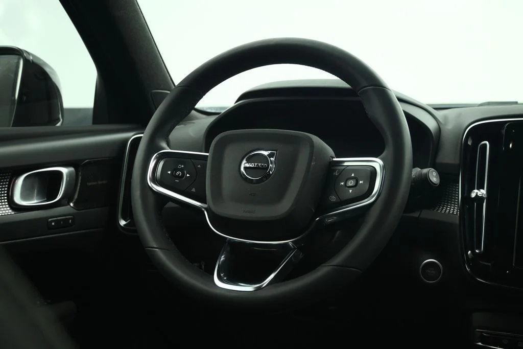 Used 2022 White Volvo R-Design image 39