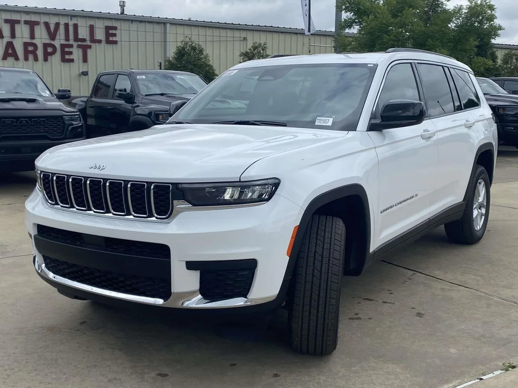 New 2026 Bright White Clear-Coat Exterior Paint Jeep Laredo X image 3