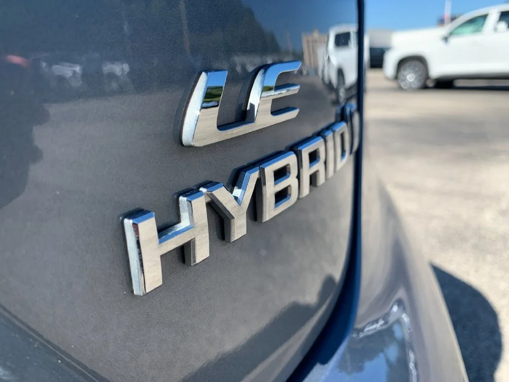 Used 2024  Toyota LE image 35