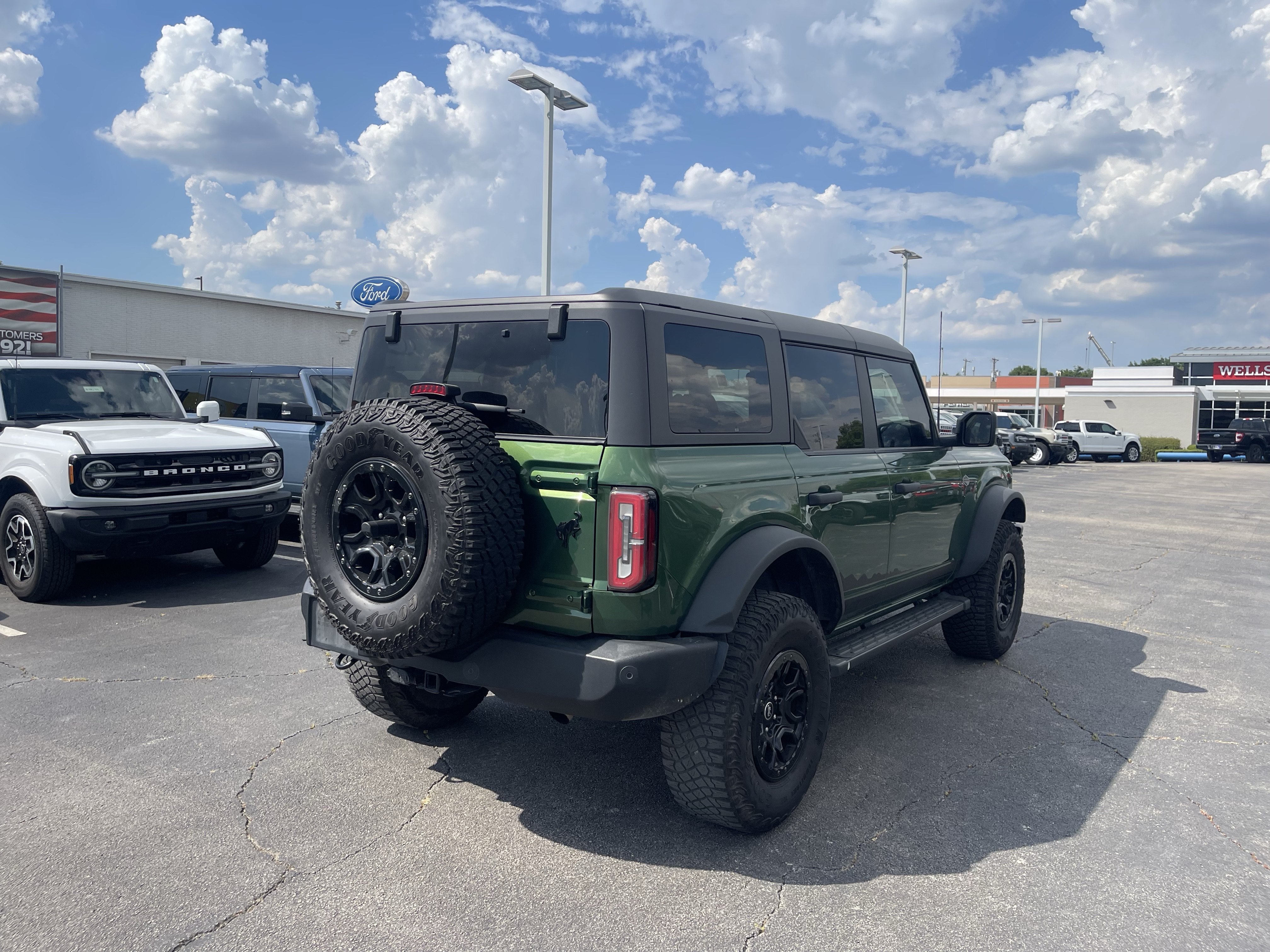 Used 2022 Green Metallic Ford Wildtrak image 3
