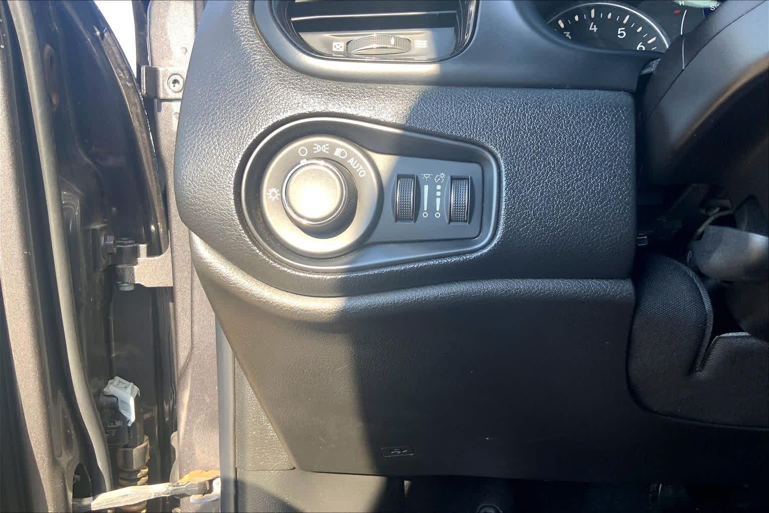 Used 2018 Granite Crystal Metallic Clearcoat Jeep Altitude image 36