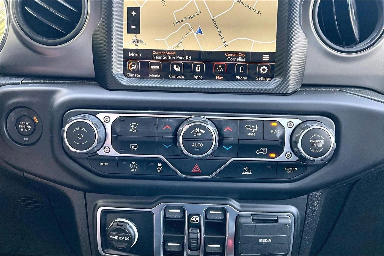 Used 2022 White Jeep Sport S image 18