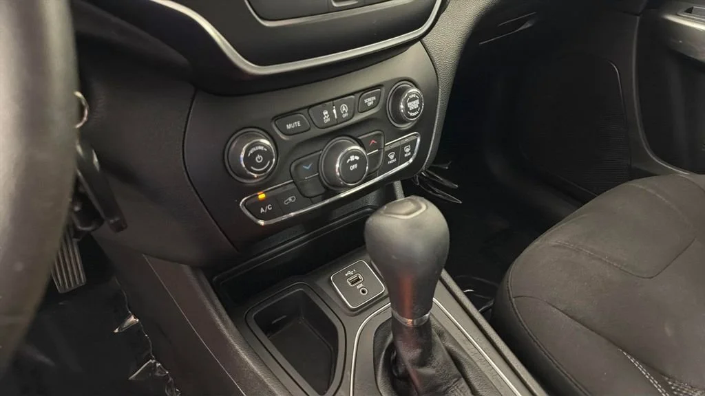 Used 2021 Orange Jeep Latitude FWD image 21