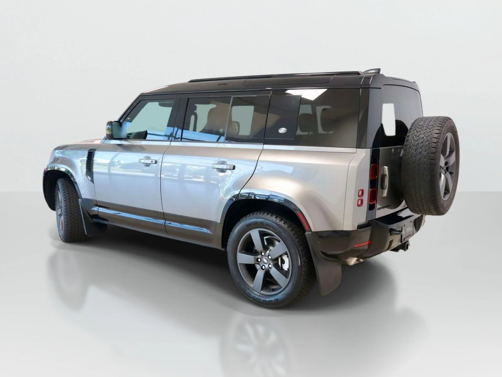Used 2024 Silicon Silver Premium Metallic Land Rover X-Dynamic SE image 3